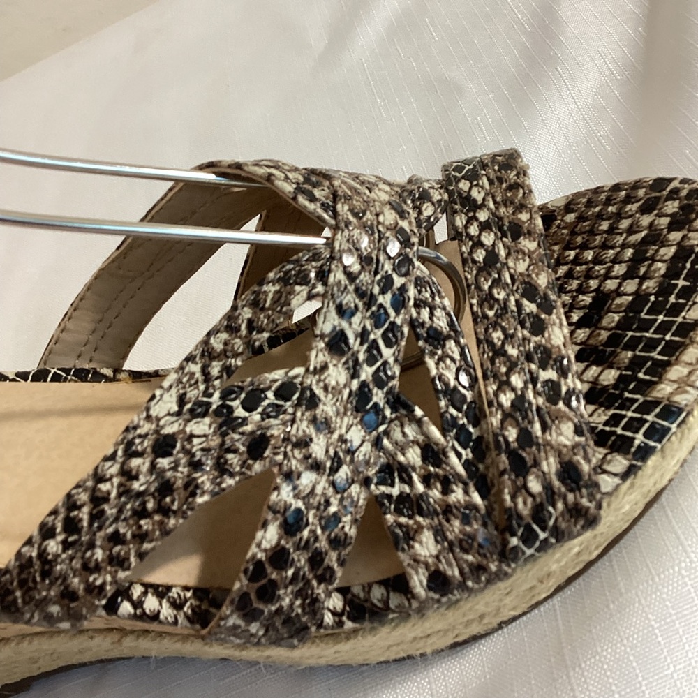 Comfort Snakeskin Ankle Strap Wedge Sandals Size 8 - Picture 6 of 13